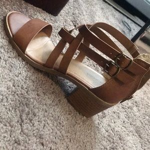 Strapy sandals with small heel